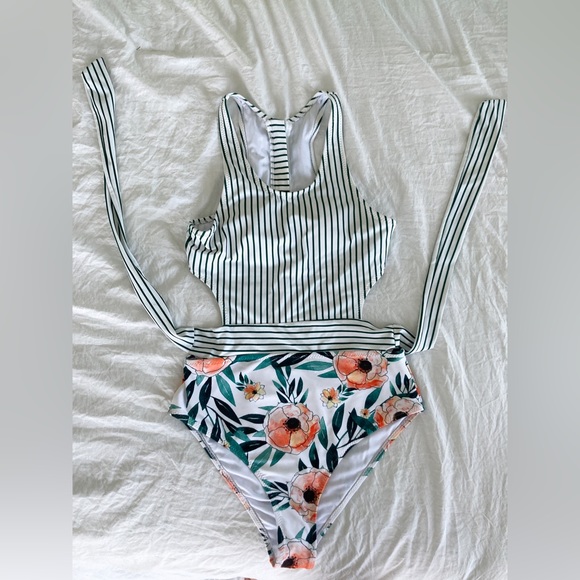 New Cupshe Striped and Floral One Piece Swimsuit Size Medium - Picture 7 of 13